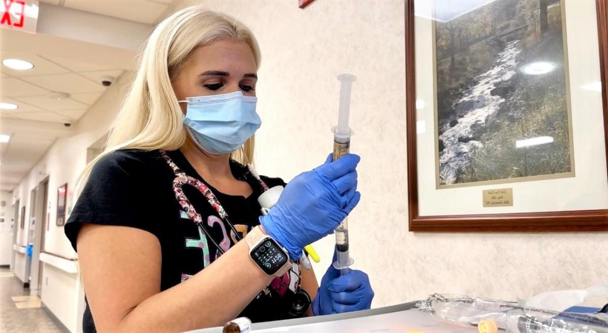 注册护士丽莎·弗莱明(Lisa Fleming)正在为第四外科的一位病人准备药物.