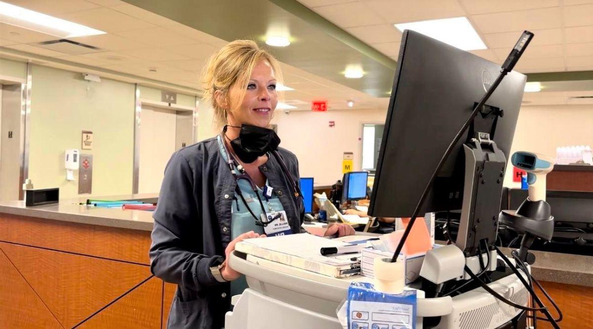 注册护士霍莉·贝尔在第二医疗中心的电脑上输入病人信息.