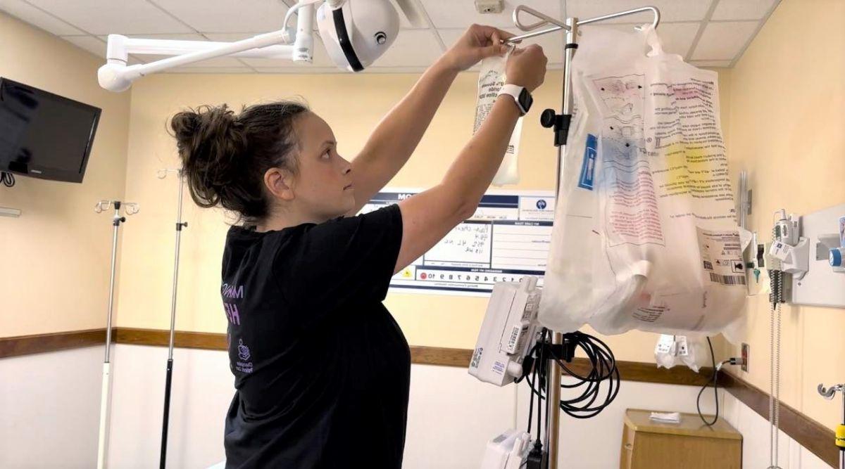 注册护士布列塔尼·欧文斯在急诊科为病人准备静脉注射.